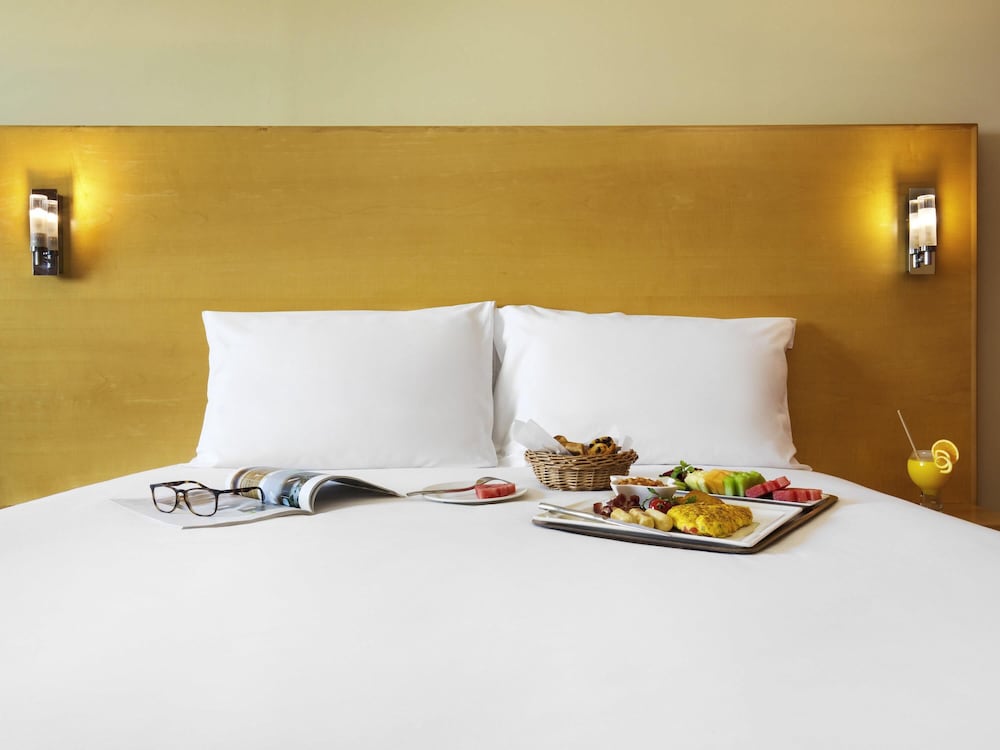 Habitación Superior Doble con 1 Cama Doble equipada con la nueva ropa de cama del hotel Ibis Muscat. Foto 3