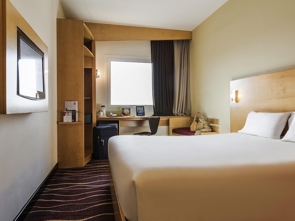 Habitación Superior Doble con 1 Cama Doble equipada con la nueva ropa de cama del hotel Ibis Muscat. Foto 5