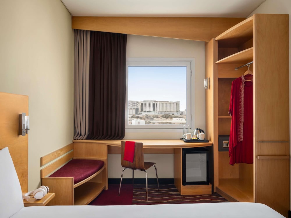 Habitación Superior Doble con 1 Cama Doble equipada con la nueva ropa de cama del hotel Ibis Muscat. Foto 7