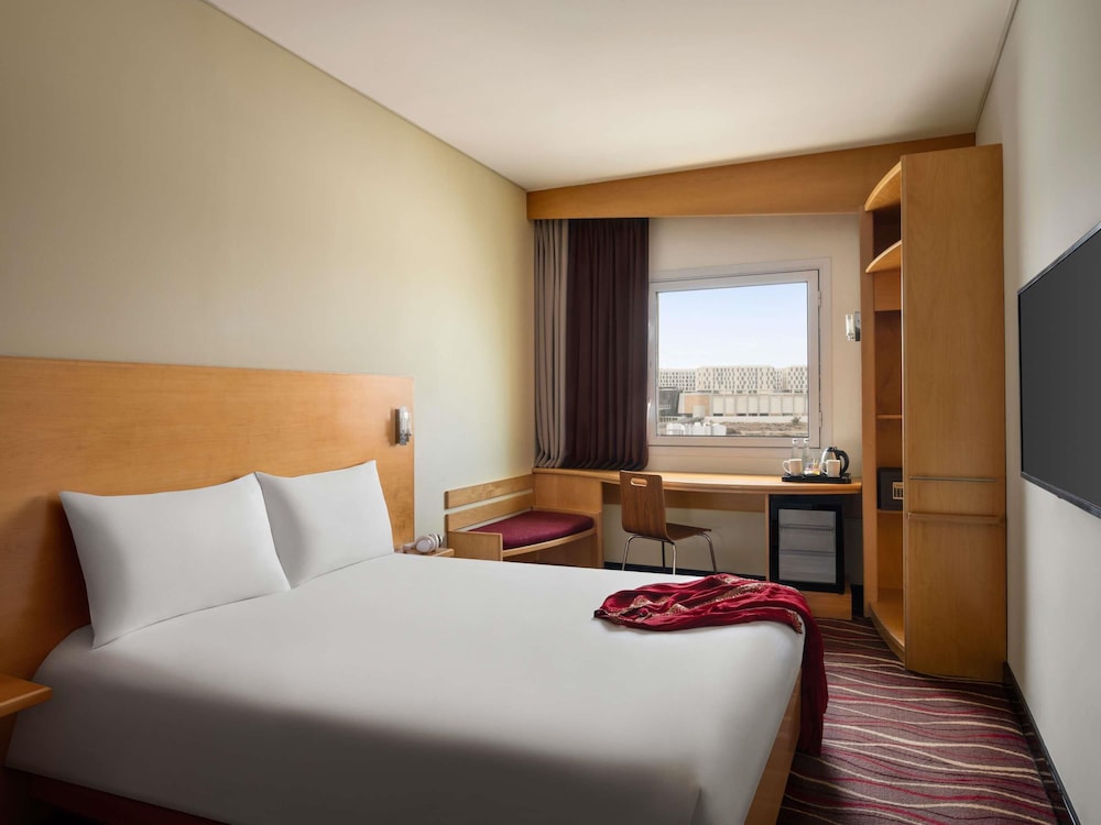 Habitación Superior Doble con 1 Cama Doble equipada con la nueva ropa de cama del hotel Ibis Muscat. Foto 9