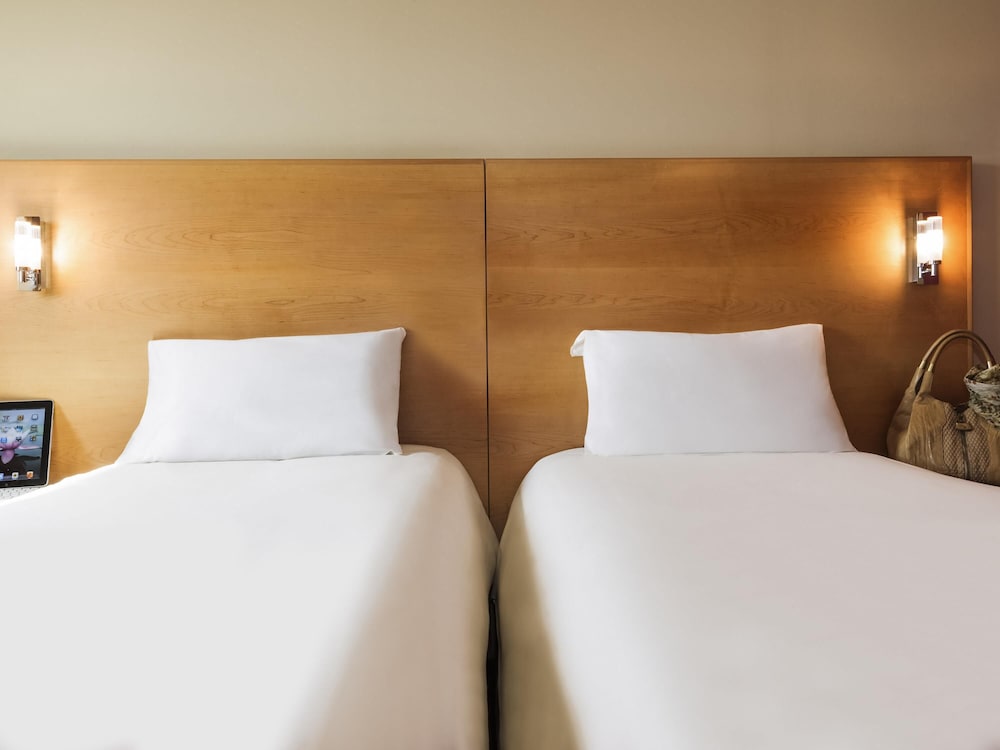 Habitación Superior Gemela con Camas Gemelas equipada con la nueva ropa de cama del hotel Ibis Muscat