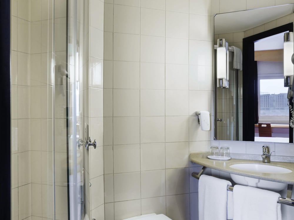 Habitación Superior Gemela con Camas Gemelas equipada con la nueva ropa de cama del hotel Ibis Muscat. Foto 2