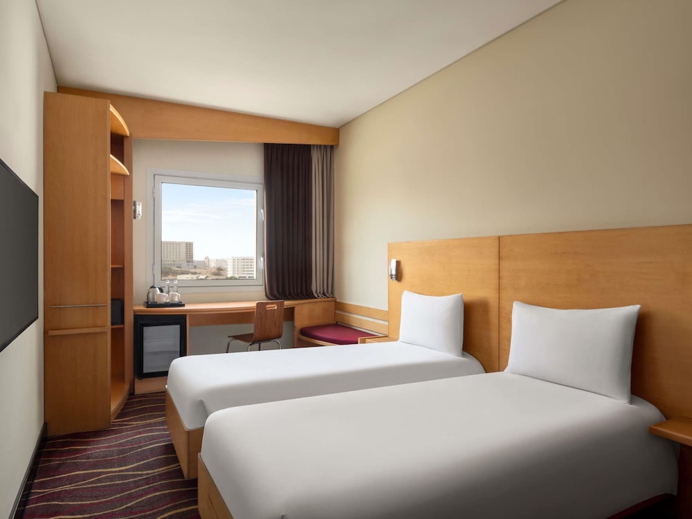 Habitación Superior Gemela con Camas Gemelas equipada con la nueva ropa de cama del hotel Ibis Muscat. Foto 3