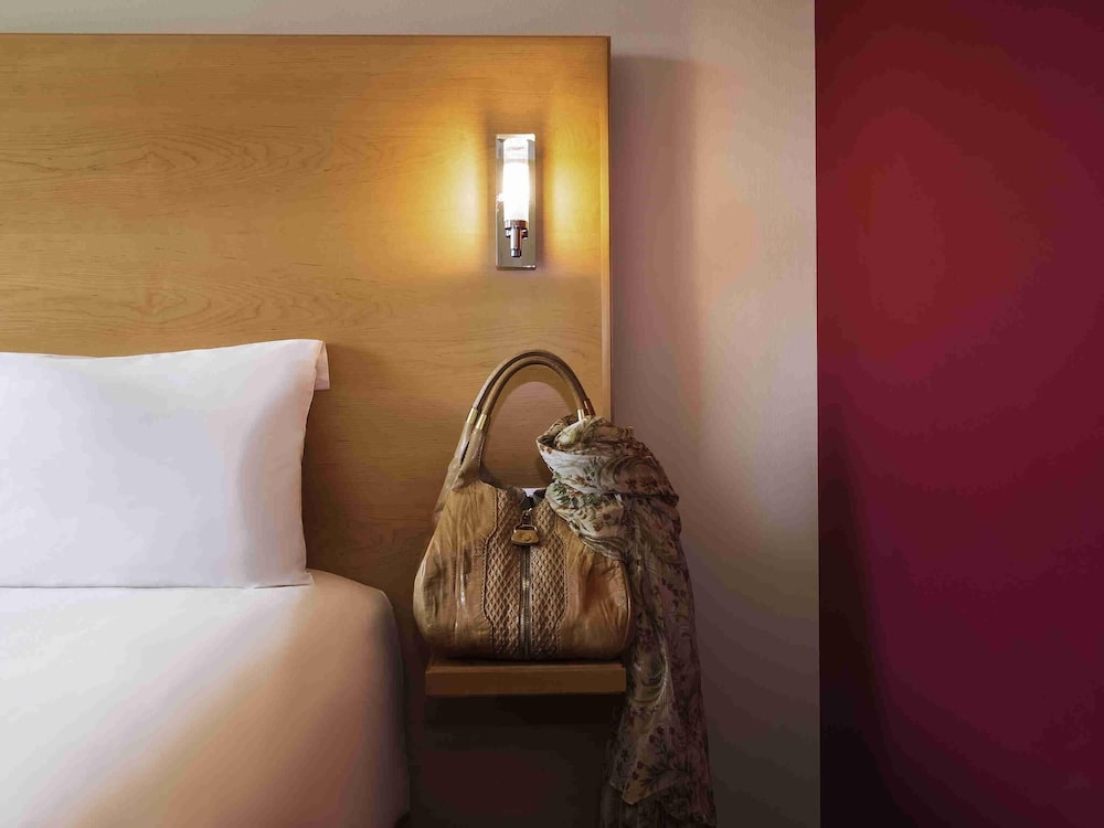 Habitación Superior Gemela con Camas Gemelas equipada con la nueva ropa de cama del hotel Ibis Muscat. Foto 5