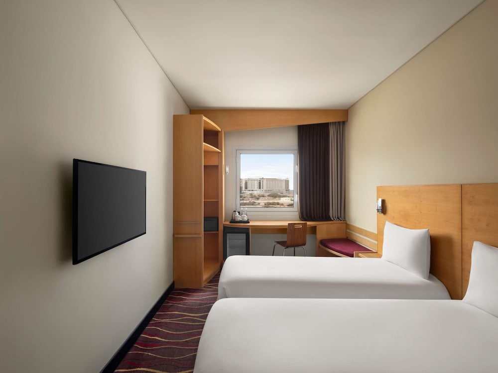 Habitación Superior Gemela con Camas Gemelas equipada con la nueva ropa de cama del hotel Ibis Muscat. Foto 6