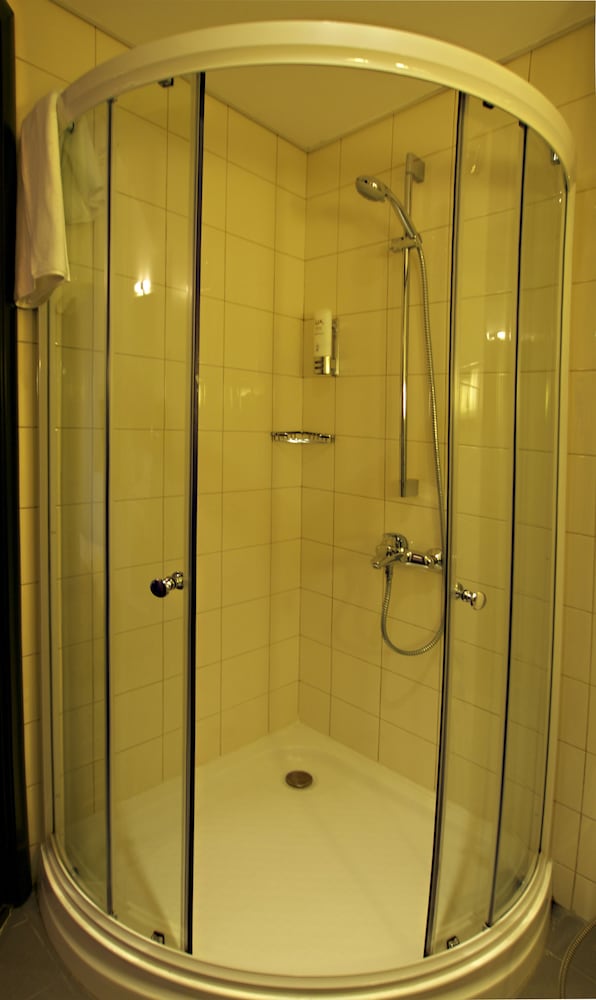 Habitación Superior Gemela con Camas Gemelas equipada con la nueva ropa de cama del hotel Ibis Muscat. Foto 7