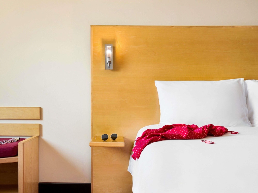 Habitación Superior Gemela con Camas Gemelas equipada con la nueva ropa de cama del hotel Ibis Muscat. Foto 8