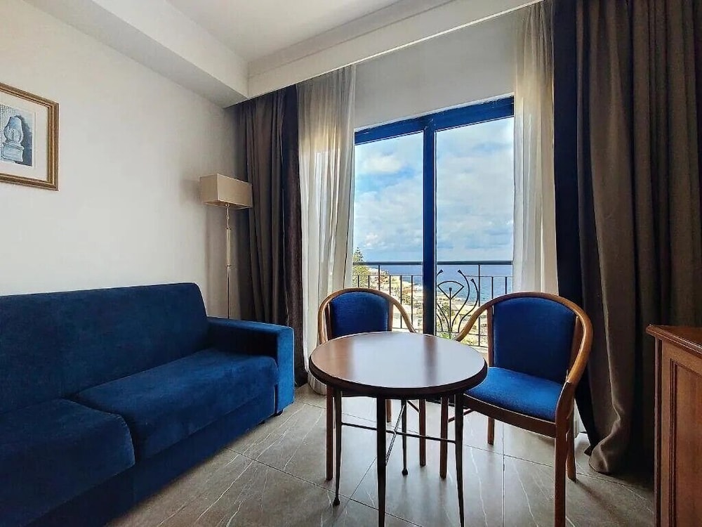 Habitación clásica, 1 cama de matrimonio grande, vistas al mar del hotel Vivaldi. Foto 1