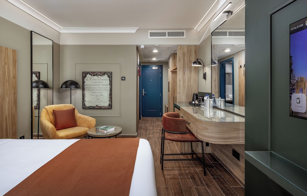 Habitación superior, 1 cama de matrimonio grande del hotel Vivaldi. Foto 1