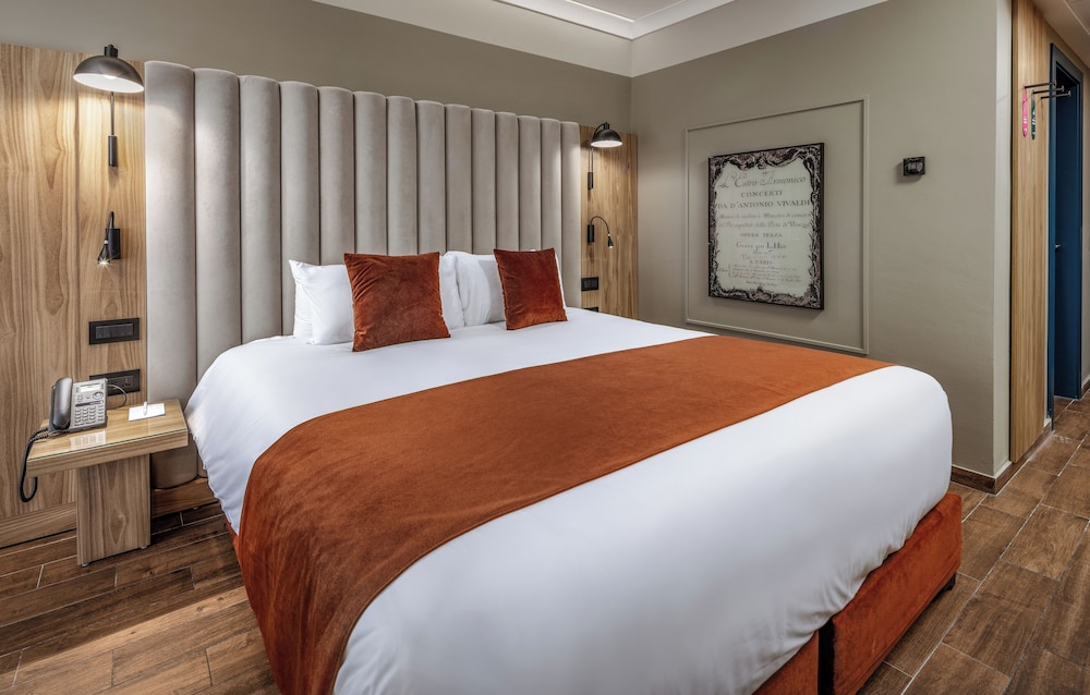 Habitación superior, 1 cama de matrimonio grande del hotel Vivaldi. Foto 4