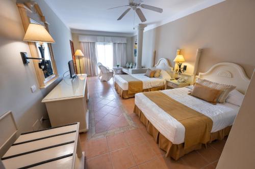 Suite Junior Superior del hotel Bahia Principe Grand Turquesa - All Inclusive. Foto 3