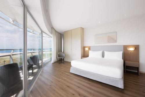 Suite Deluxe con vistas frontales al mar del hotel Eurostars Oasis Plaza. Foto 1