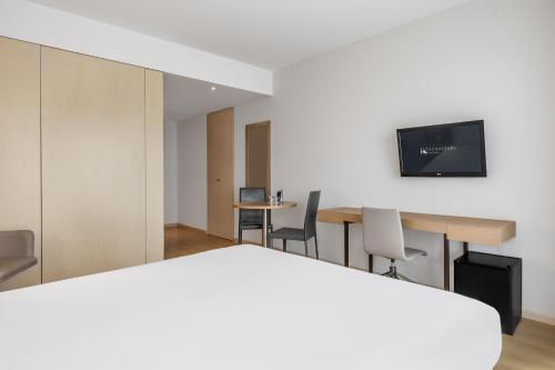 Habitación Doble Estándar con aparcamiento - 1 o 2 camas del hotel Eurostars Oasis Plaza. Foto 3