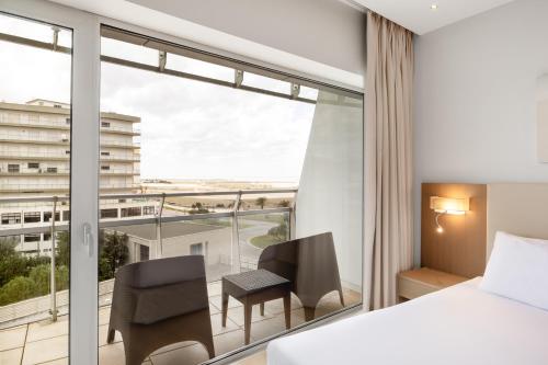 Habitación Doble Estándar con aparcamiento - 1 o 2 camas del hotel Eurostars Oasis Plaza. Foto 5