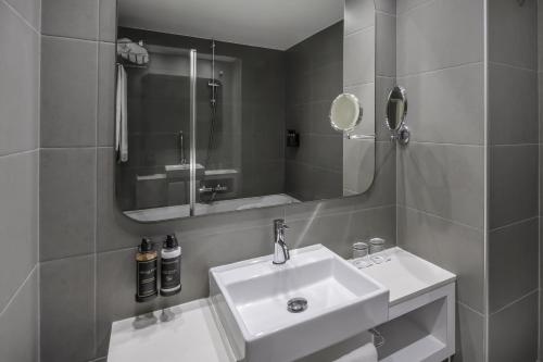 Suite Deluxe con vistas a la ciudad del hotel Eurostars Oasis Plaza. Foto 6