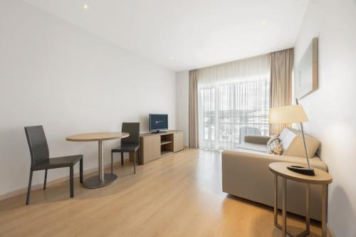 Suite con vistas al mar del hotel Eurostars Oasis Plaza. Foto 1