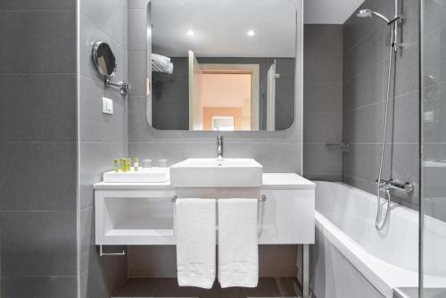 Habitación Doble Estándar con vistas al mar - 1 o 2 camas del hotel Eurostars Oasis Plaza. Foto 4