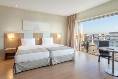Habitación Doble Estándar con vistas al mar - 1 o 2 camas del hotel Eurostars Oasis Plaza. Foto 5