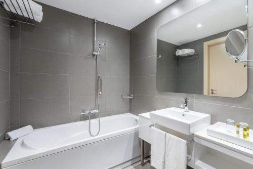 Habitación Doble Estándar con aparcamiento - 1 o 2 camas del hotel Eurostars Oasis Plaza. Foto 2