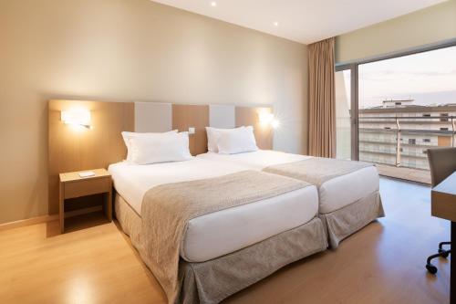 Habitación Doble Estándar con aparcamiento - 1 o 2 camas del hotel Eurostars Oasis Plaza. Foto 3
