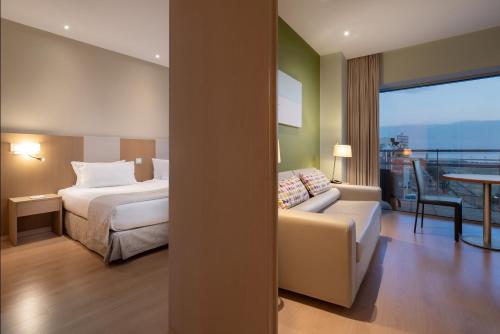 Suite con vistas al mar del hotel Eurostars Oasis Plaza. Foto 2