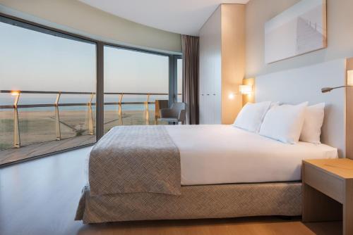Suite Deluxe con vistas frontales al mar del hotel Eurostars Oasis Plaza. Foto 1