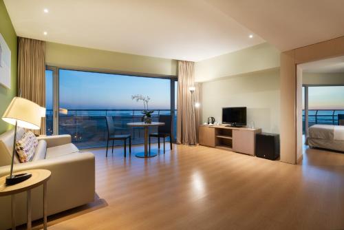 Suite Deluxe con vistas frontales al mar del hotel Eurostars Oasis Plaza. Foto 2