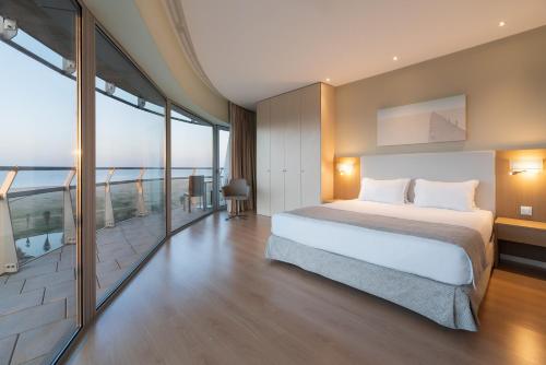 Suite Deluxe con vistas frontales al mar del hotel Eurostars Oasis Plaza. Foto 4