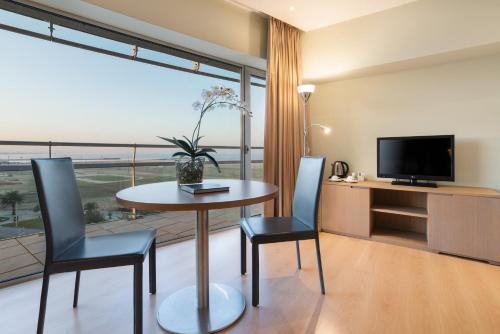 Suite Deluxe con vistas frontales al mar del hotel Eurostars Oasis Plaza. Foto 5
