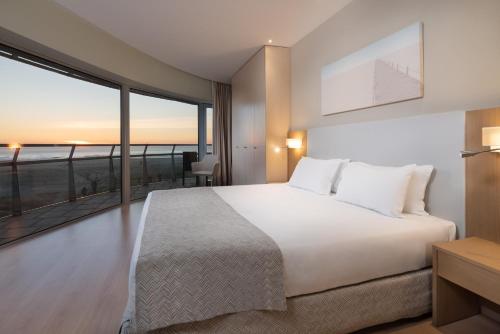 Suite Deluxe con vistas frontales al mar del hotel Eurostars Oasis Plaza. Foto 7