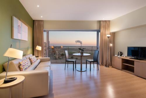 Suite Deluxe con vistas frontales al mar del hotel Eurostars Oasis Plaza. Foto 8