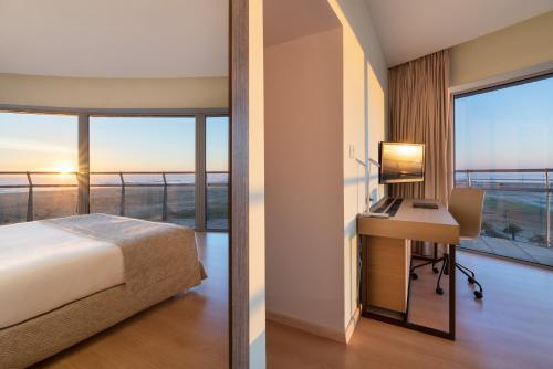 Suite Deluxe con vistas frontales al mar del hotel Eurostars Oasis Plaza. Foto 9