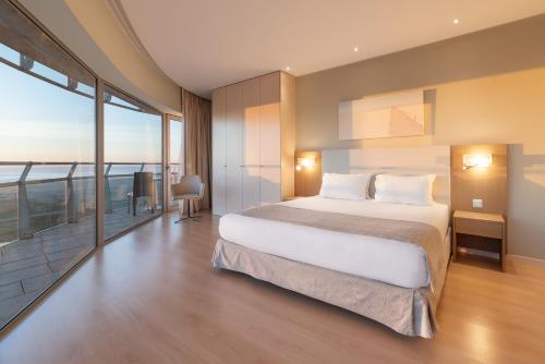 Suite Deluxe con vistas frontales al mar del hotel Eurostars Oasis Plaza. Foto 10