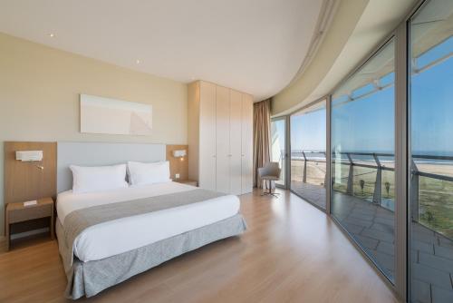 Suite Deluxe con vistas frontales al mar del hotel Eurostars Oasis Plaza. Foto 12