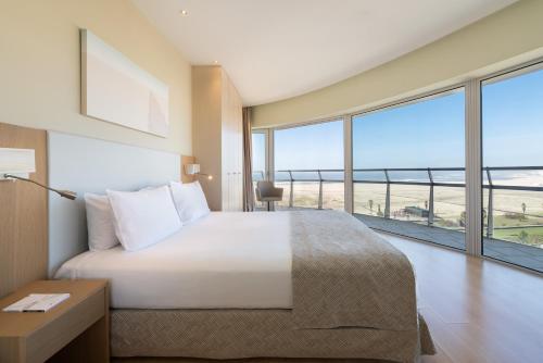 Suite Deluxe con vistas frontales al mar del hotel Eurostars Oasis Plaza. Foto 13