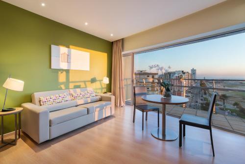 Suite Deluxe con vistas frontales al mar del hotel Eurostars Oasis Plaza. Foto 14