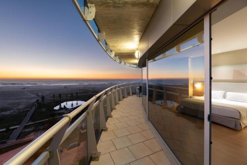 Suite Deluxe con vistas frontales al mar del hotel Eurostars Oasis Plaza. Foto 15