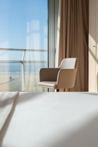 Suite Deluxe con vistas frontales al mar del hotel Eurostars Oasis Plaza. Foto 16