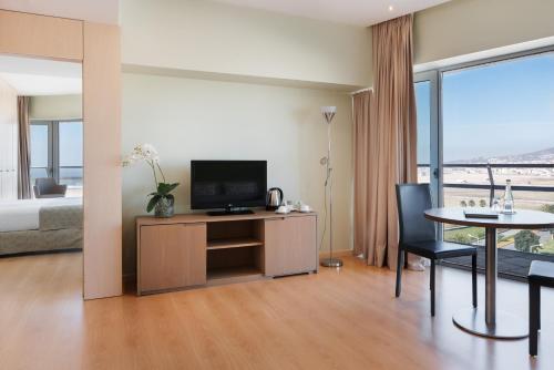 Suite Deluxe con vistas frontales al mar del hotel Eurostars Oasis Plaza. Foto 17