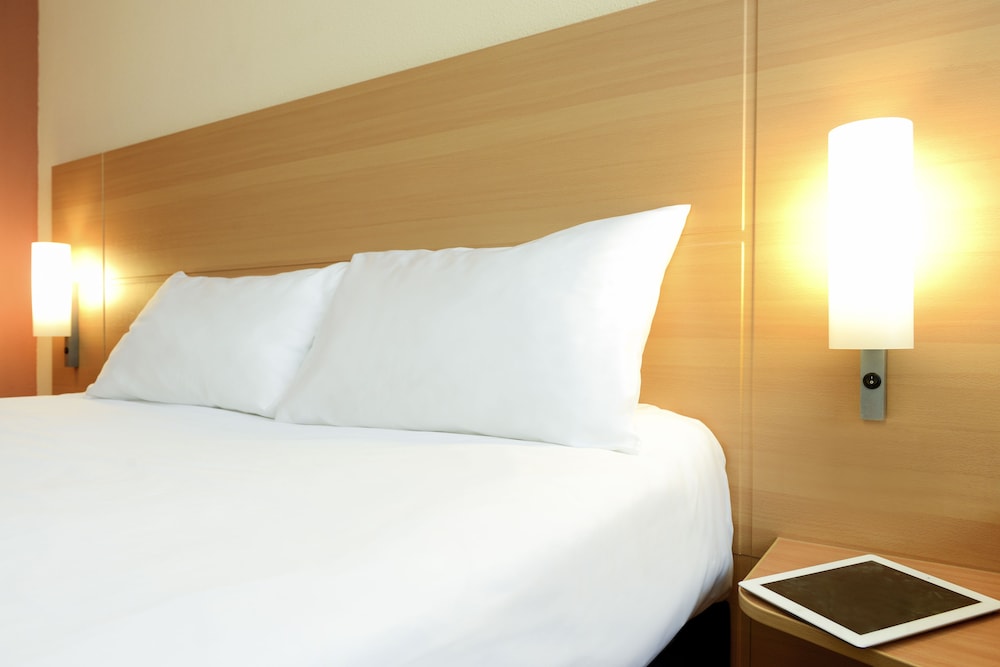 Habitación con 1 cama doble del hotel Ibis Kortrijk Centrum. Foto 2