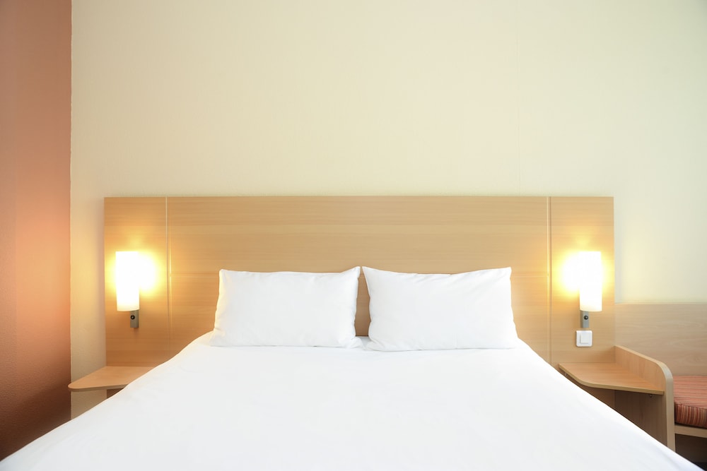 Habitación Premium con espacio adicional, vistas al centro, servicios extra y cama matrimonio del hotel Ibis Kortrijk Centrum. Foto 1