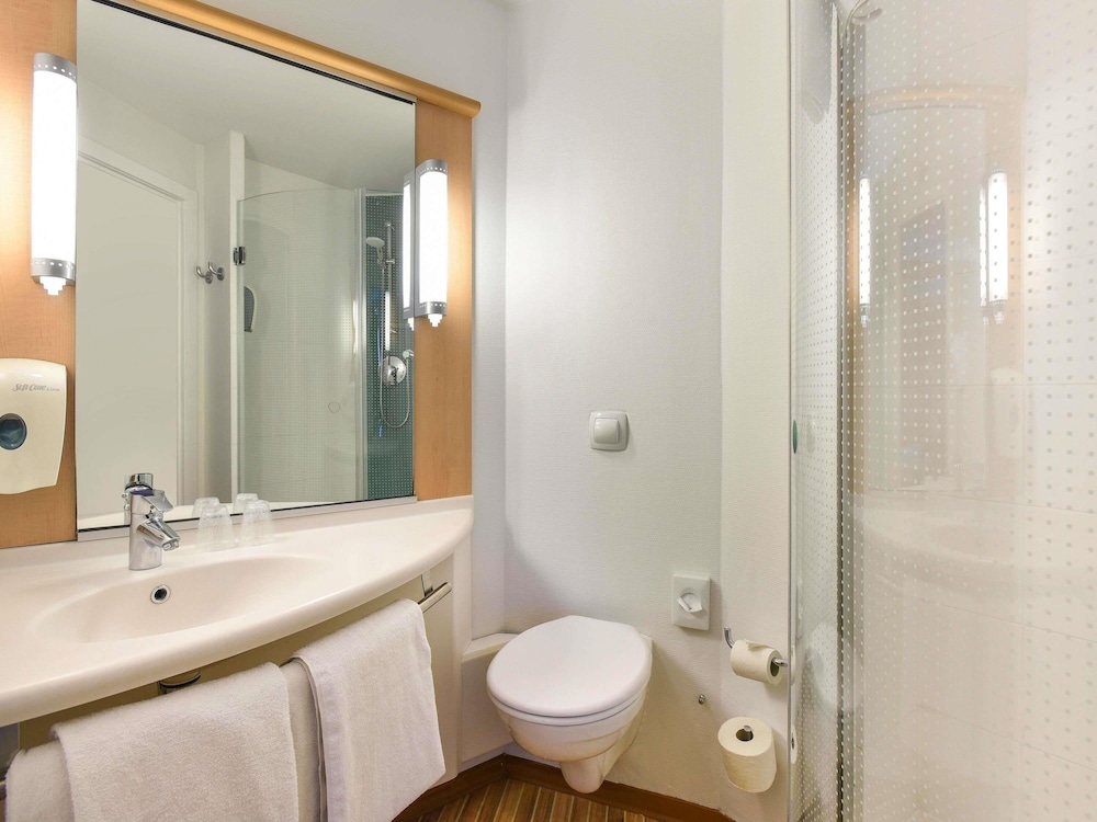 Habitación Premium con espacio adicional, vistas al centro, servicios extra y cama matrimonio del hotel Ibis Kortrijk Centrum. Foto 9