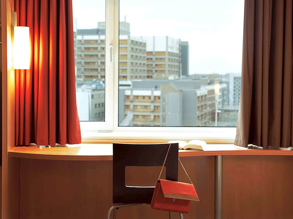 Habitación con 2 camas individuales del hotel Ibis Kortrijk Centrum. Foto 2