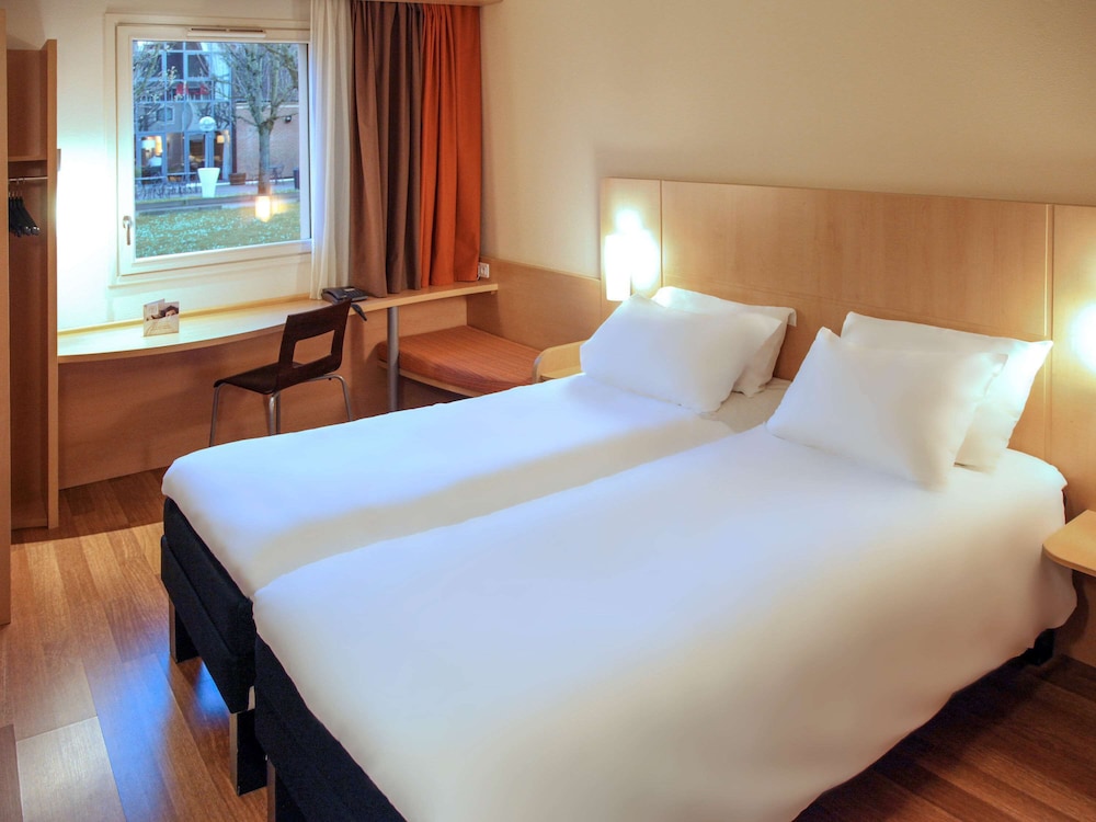 Habitación con 2 camas individuales del hotel Ibis Kortrijk Centrum. Foto 3
