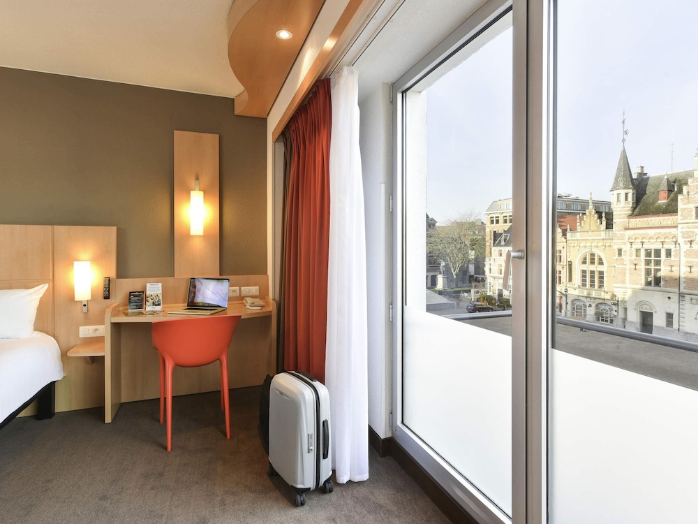Habitación con 2 camas individuales del hotel Ibis Kortrijk Centrum. Foto 4