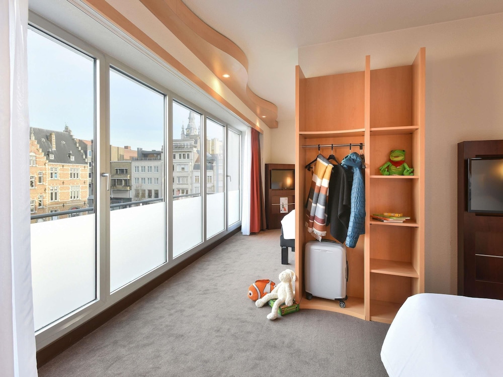 Habitación con 2 camas individuales del hotel Ibis Kortrijk Centrum. Foto 5