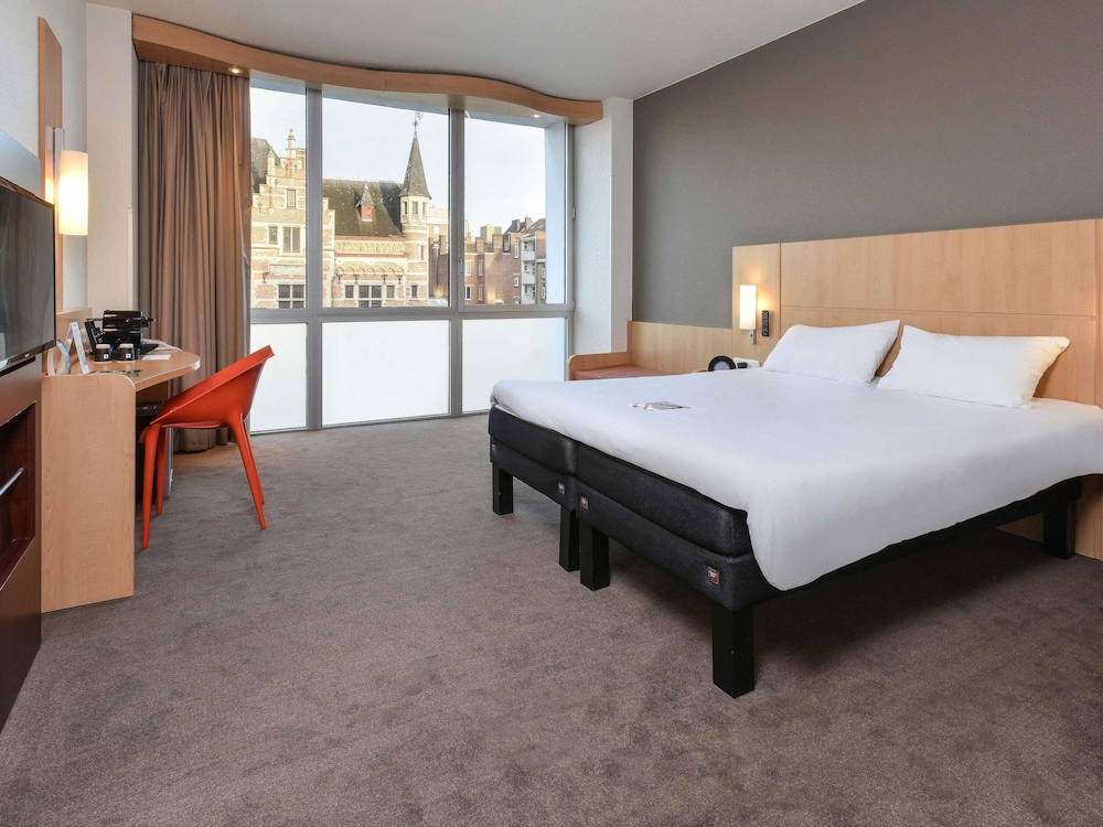 Habitación familiar con una cama doble y una cama individual del hotel Ibis Kortrijk Centrum. Foto 4