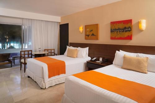 Habitación Deluxe con vistas al mar y acceso directo a la piscina del hotel Flamingo Cancun All Inclusive. Foto 1