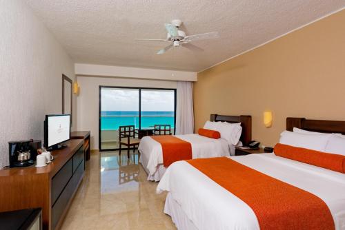 Habitación Deluxe con vista al océano del hotel Flamingo Cancun All Inclusive. Foto 2
