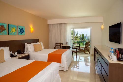 Habitación Deluxe Superior frente al mar del hotel Flamingo Cancun All Inclusive. Foto 3
